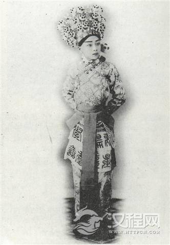 《恶虎村》张云溪饰黄天霸 《恶虎村》张云溪饰黄天霸