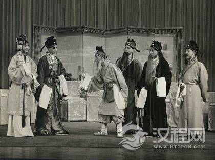 《初出茅庐》夏永泉饰诸葛亮、杨秋玲饰黄月英 《初出茅庐》夏永泉饰诸葛亮、杨秋玲饰黄月英