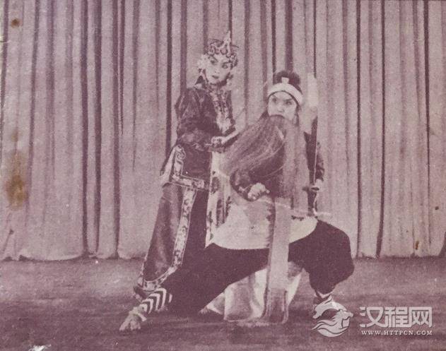 《打渔杀家》云燕铭饰萧桂英、李少春饰萧恩 《打渔杀家》云燕铭饰萧桂英、李少春饰萧恩