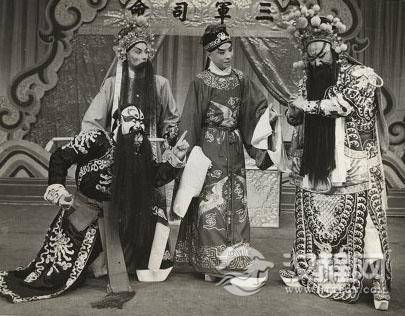 《初出茅庐》夏永泉饰诸葛亮、孙岳饰刘备、李嘉林饰关羽、吴钰璋饰张飞 《初出茅庐》夏永泉饰诸葛亮、孙岳饰刘备、李嘉林饰关羽、吴钰璋饰张飞