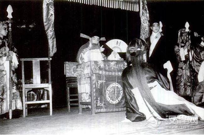 《审头刺汤》周正荣饰陆炳、赵原饰雪艳 《审头刺汤》周正荣饰陆炳、赵原饰雪艳