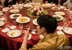 领导敬酒你埋头吃菜?宴席上‘隐形失业’警告!