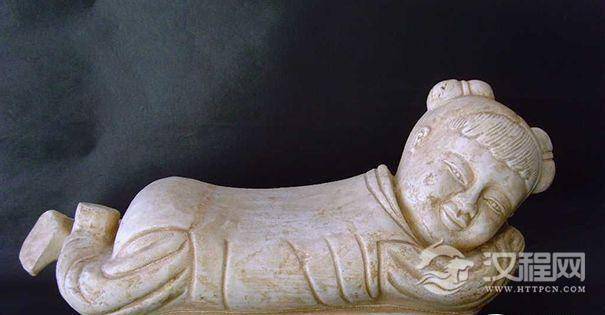 宋代白釉童子瓷枕