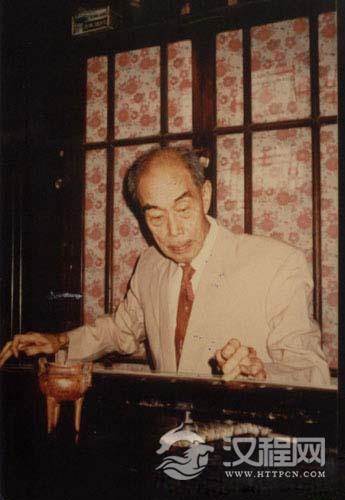 岭南古琴一代宗师杨新伦在弹奏古琴