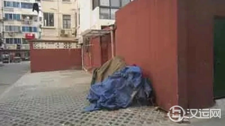 大门外堆放杂物会损运伤身 大门外堆放杂物会损运伤身