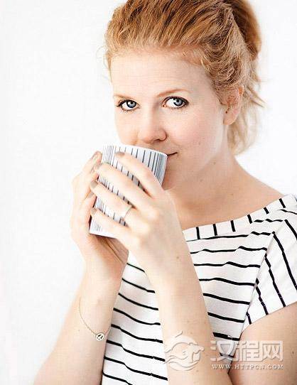 绿茶水洗脸预防皱纹抗衰老