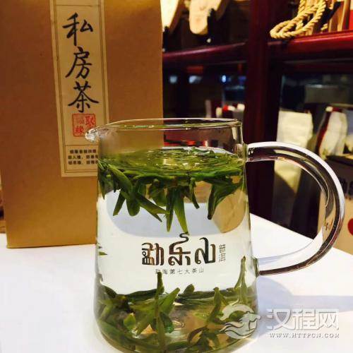 用矿泉水泡绿茶为何会发红？