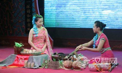 云南傣族的竹筒茶饮茶方法