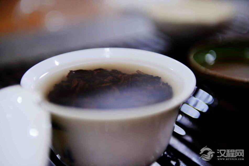普洱茶宜淡饮，不宜浓饮