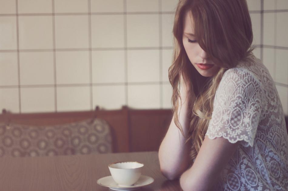 中医认为过量饮用浓茶会因过度利尿而伤肾，肾气受损则性能力下降