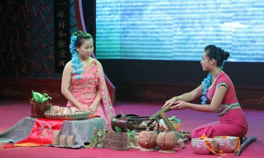 云南傣族的竹筒茶饮茶方法