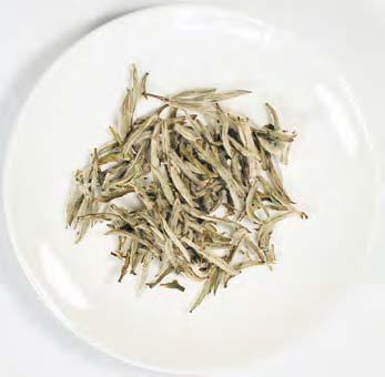 白茶轻微发酵茶类滋味甘和，持久耐泡