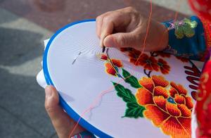 昔日“女红”成当代“艺术品” 民间刺绣传承文化密语