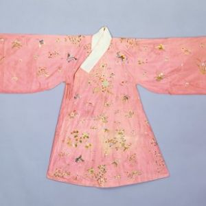 粉色实地纱地绣花卉蝶纹褶子