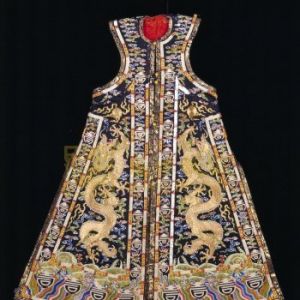 石青缎绣金龙棉朝褂