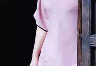 推門半步見優雅。