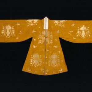 香色暗花纱平金灯笼折枝花蝶纹女帔