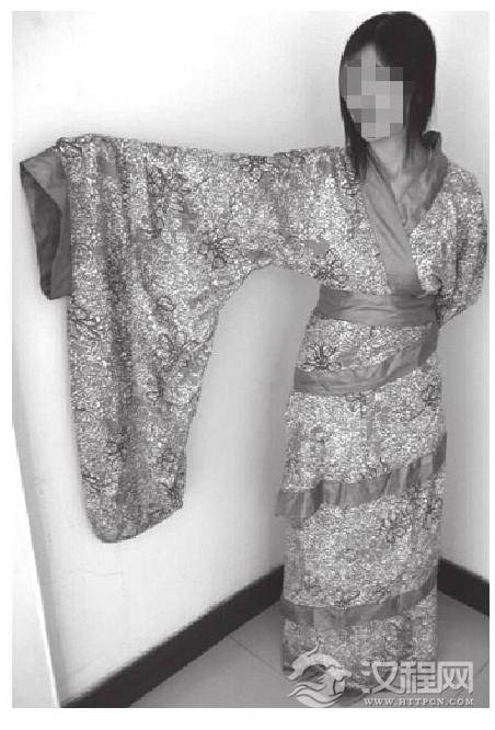 曲裾深衣实物图