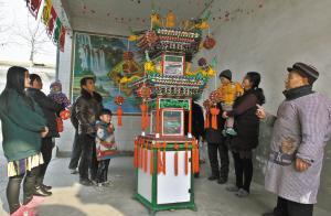 无极老人用两千多个零件造大花灯 河北民间艺人秀绝活！