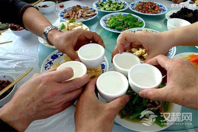 酒桌上最让人讨厌的4种行为，第一种行为很常见，你见过哪几种？