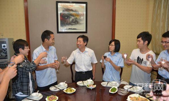 酒桌上和领导喝酒，掌握这三个规矩，让你尽快出人头地