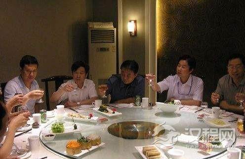 酒桌上应酬，牢记这6点不成文的规定，让你如鱼得水，别人还高兴