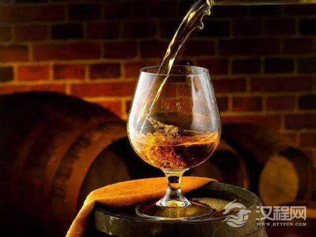 酒桌上的“倒酒”礼仪，该怎样倒酒？里面学问很大，不懂别随便倒