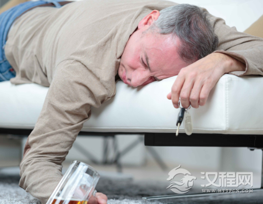 酒后有4种情况说明肝不好，别再喝了，不要拿肝脏健康堵在酒桌上