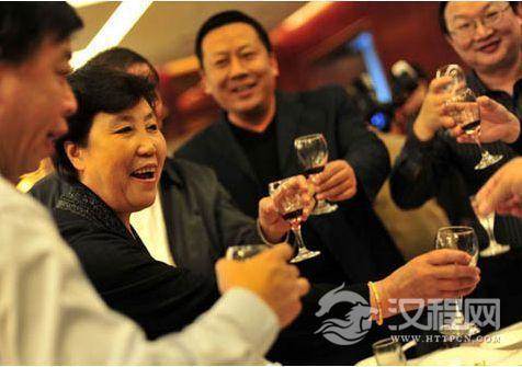 请领导吃饭，在酒桌上不要做这三件事，会被领导看不起