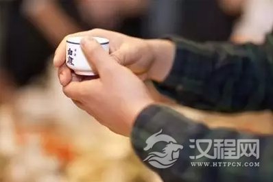 酒桌文化：关于酒桌上的礼仪，这几条要牢记