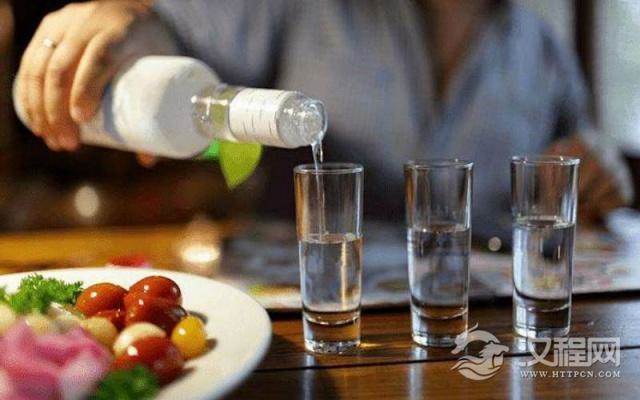 酒桌上的“潜规则”：倒酒里藏着“大学问”，不懂迟早要吃亏