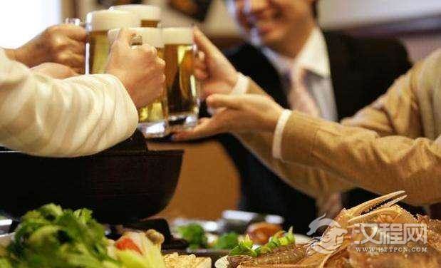 酒桌上和领导喝酒，改掉这三个坏毛病，让你在职场越混越好