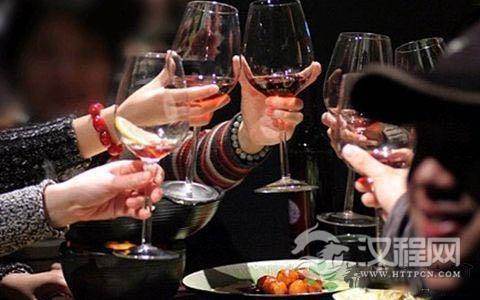 酒桌上的“倒酒”礼仪，该咋做最合适？学问大了，不懂别再瞎出头