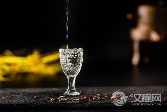 酒桌“倒酒”有哪些礼仪？这里边学问很大！不懂的别随便倒酒