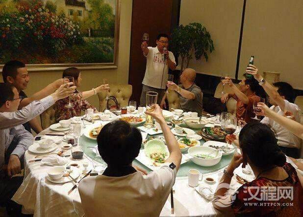 请领导吃饭，在酒桌上不要做这三件事，会被领导看不起