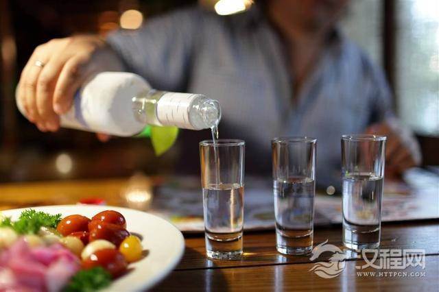 酒桌“倒酒”有哪些礼仪？这里边学问很大！不懂的别随便倒酒