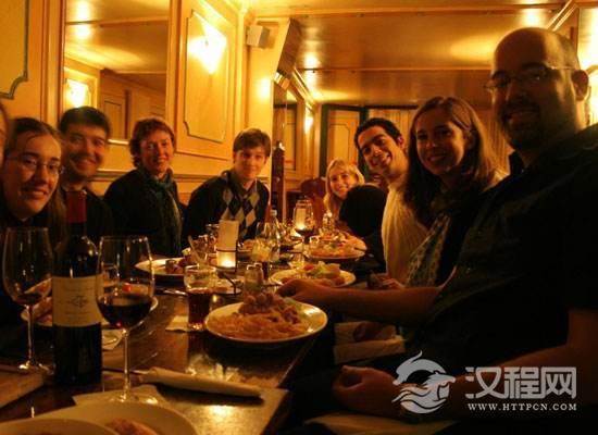 酒桌上最让人讨厌的4种行为，第一种行为很常见，你见过哪几种？