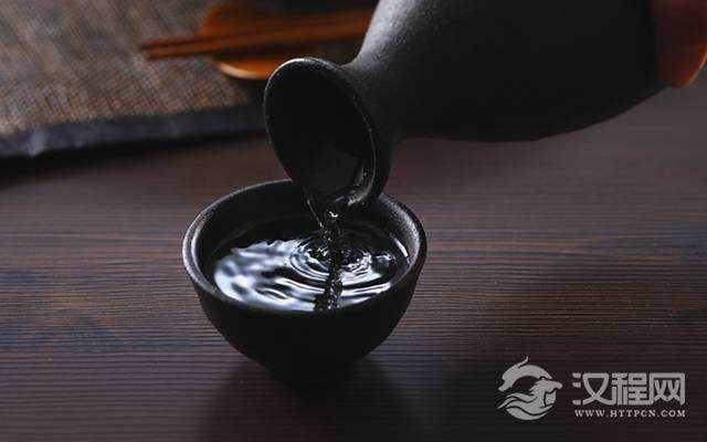 酒桌“倒酒”有哪些礼仪？这里边学问很大！不懂的别随便倒酒