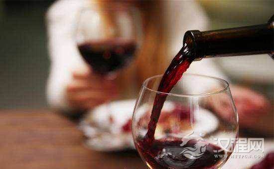 酒桌上的“倒酒”礼仪，该怎样倒酒？里面学问很大，不懂别随便倒