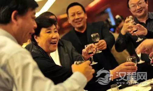 酒桌上和领导喝酒，掌握这三个规矩，让你尽快出人头地