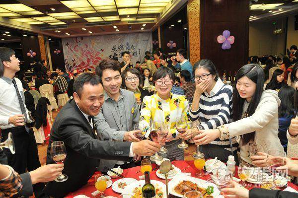 在酒桌上喝酒，喜欢把这三句话挂在嘴边的人，容易被领导刮目相看