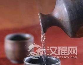 酒桌上的“倒酒”礼仪，该咋做最合适？学问大了，不懂别再瞎出头