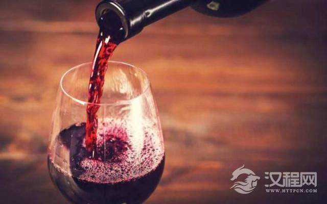 酒桌上的“潜规则”：倒酒里藏着“大学问”，不懂迟早要吃亏