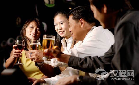 酒桌上和领导喝酒，掌握这三个规矩，让你尽快出人头地