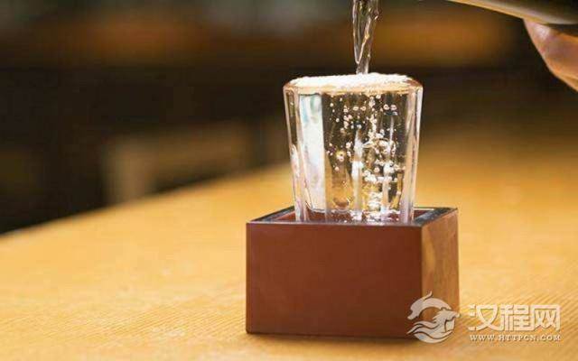 酒桌上的“潜规则”：倒酒里藏着“大学问”，不懂迟早要吃亏