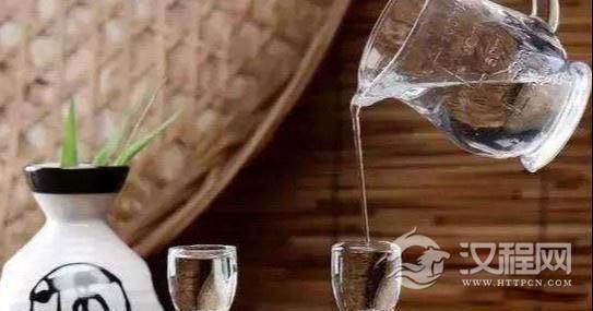 酒桌上的“倒酒”礼仪，该咋做最合适？学问大了，不懂别再瞎出头