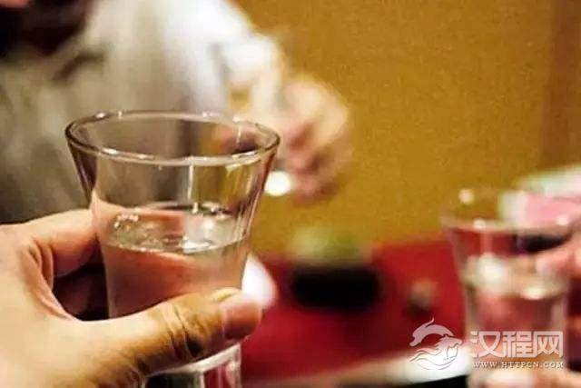 酒桌上和领导喝酒，改掉这三个坏毛病，让你在职场越混越好