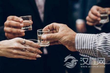 和老板关系再好，在酒桌上喝酒时也不要说这三句话，你说过几句