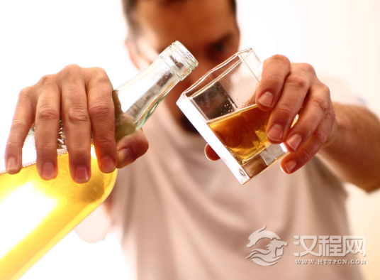 酒后有4种情况说明肝不好，别再喝了，不要拿肝脏健康堵在酒桌上