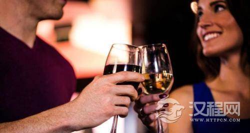 酒桌上的“倒酒”礼仪，该怎样倒酒？里面学问很大，不懂别随便倒